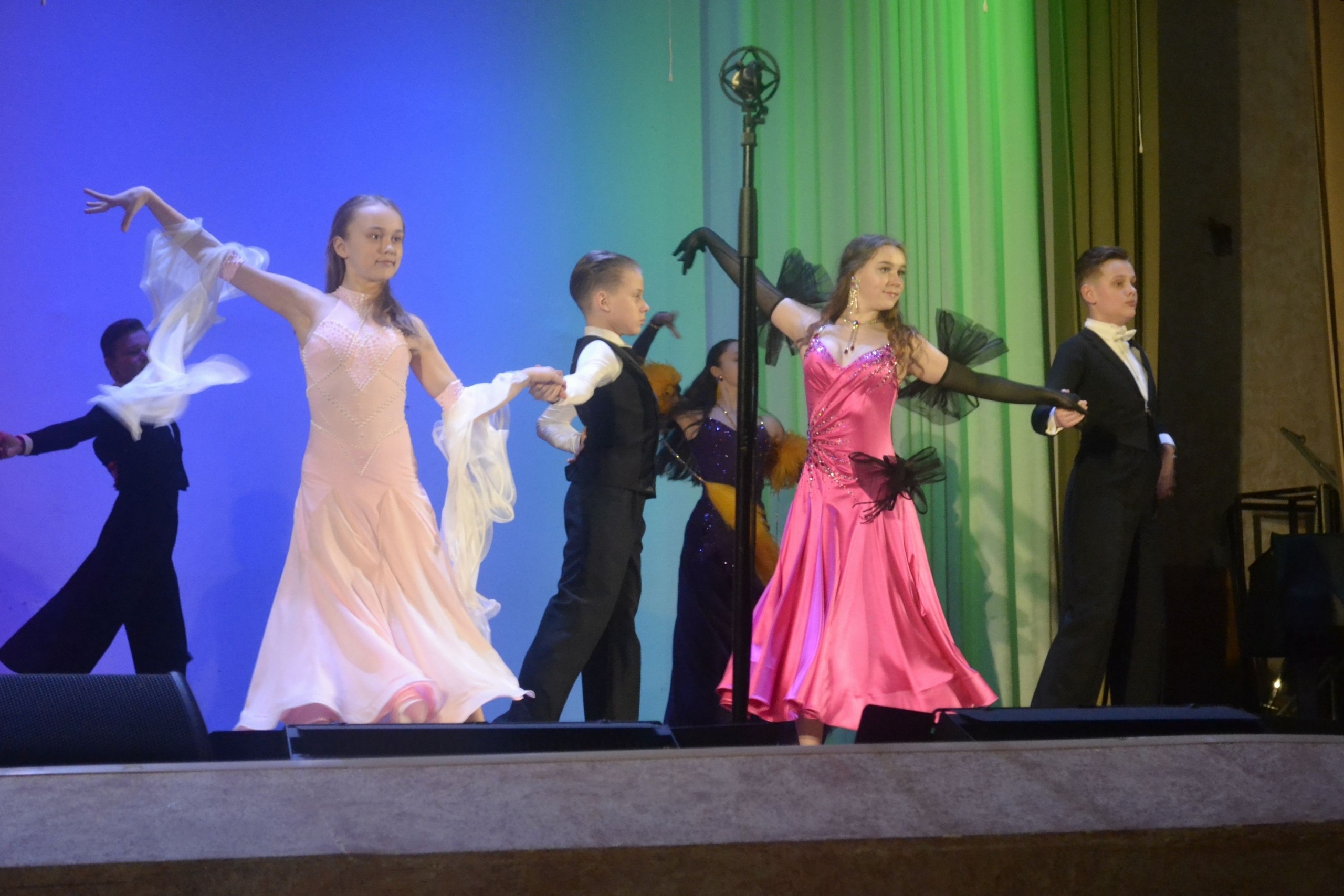 Получить удовольствие, сделать доброе дело, показать детям на деле, что такое помощь - просто! Посетите благотворительный концерт в помощь приюту "Четыре лапы" вместе с детьми!