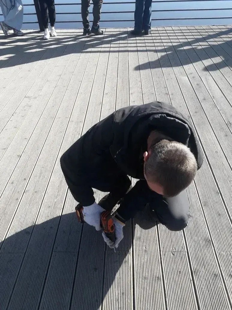 Весенний променад с комфортом! Сегодня, после зимы работники «Городского благоустройства» укрепили доски на Буяновой пристани Весенний променад с комфортом! Сегодня, после зимы работники «Городского благоустройства» укрепили доски на Буяновой пристани