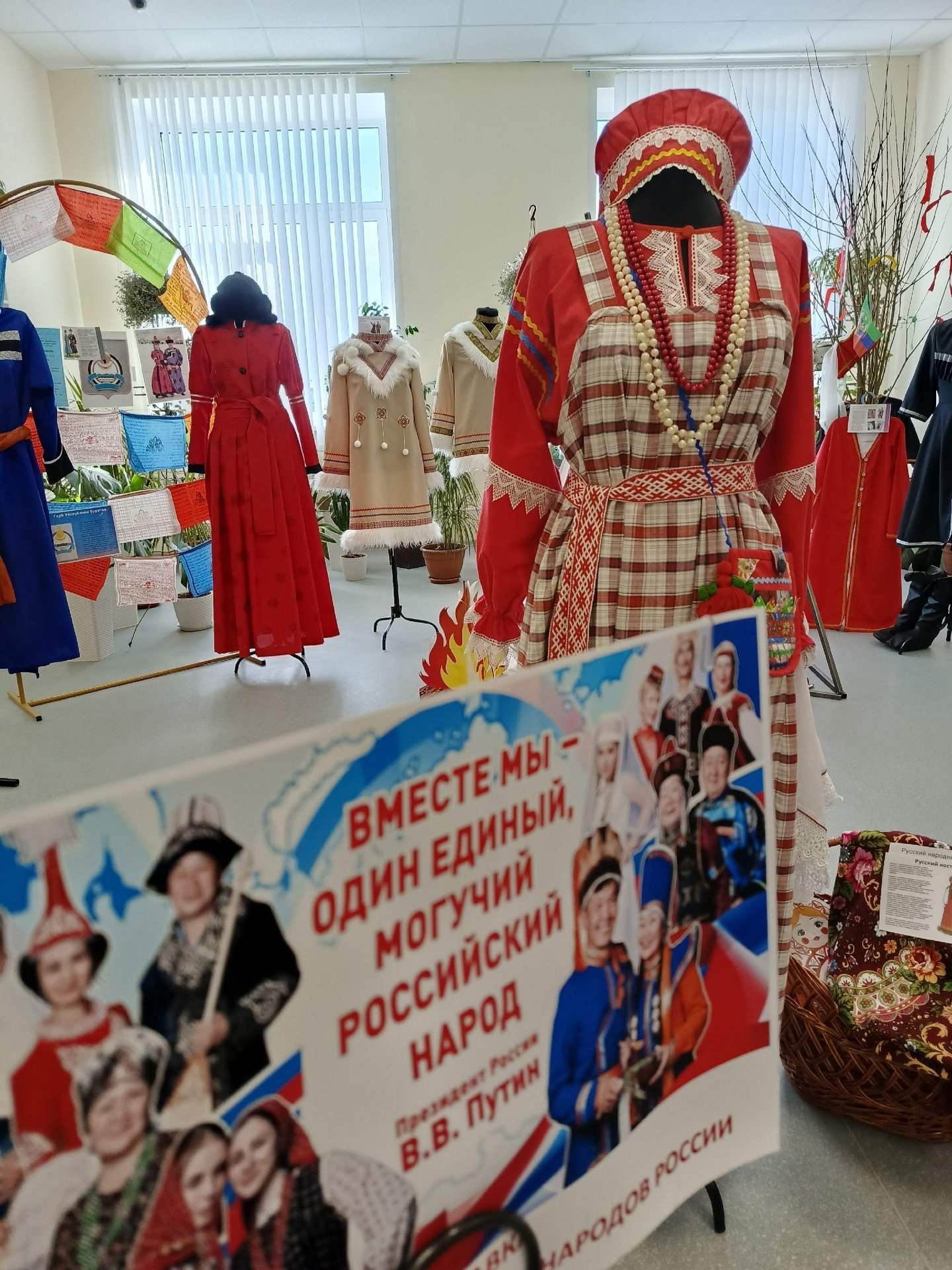 «Сшито с душой»: в Шалакушской школе открылась выставка национальных костюмов