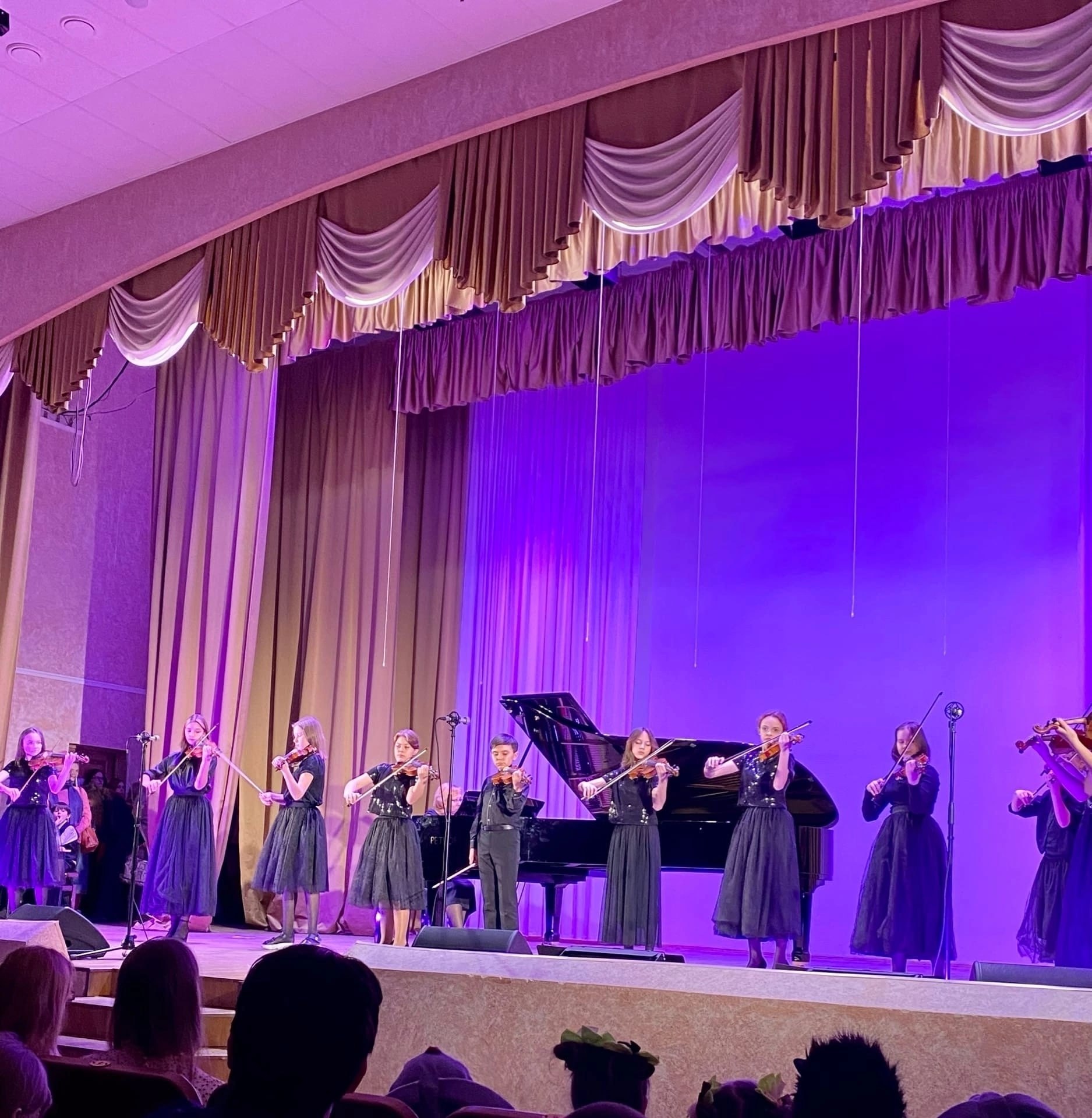 Получить удовольствие, сделать доброе дело, показать детям на деле, что такое помощь - просто! Посетите благотворительный концерт в помощь приюту "Четыре лапы" вместе с детьми! Получить удовольствие, сделать доброе дело, показать детям на деле, что такое помощь - просто! Посетите благотворительный концерт в помощь приюту "Четыре лапы" вместе с детьми!