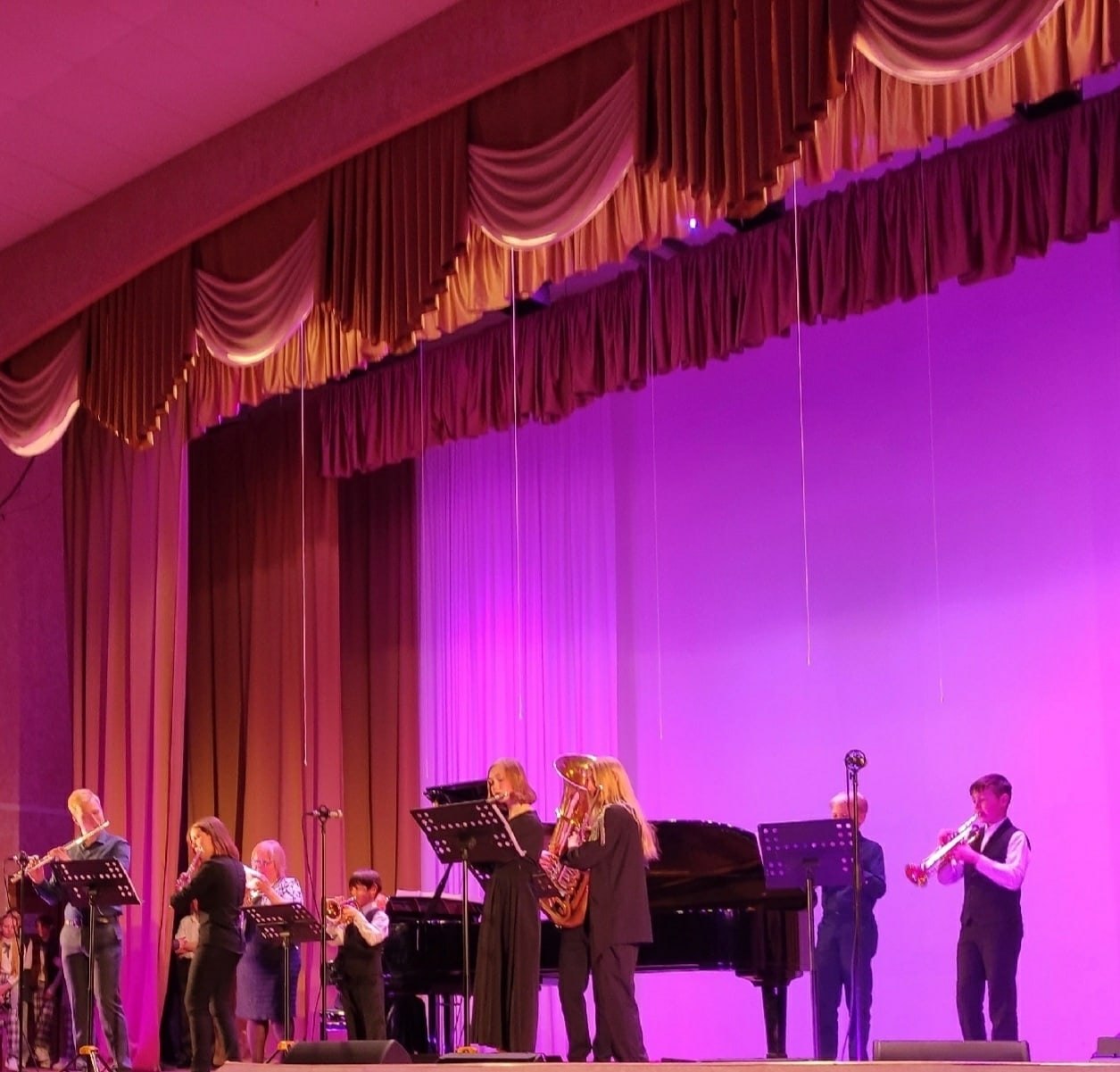 Получить удовольствие, сделать доброе дело, показать детям на деле, что такое помощь - просто! Посетите благотворительный концерт в помощь приюту "Четыре лапы" вместе с детьми! Получить удовольствие, сделать доброе дело, показать детям на деле, что такое помощь - просто! Посетите благотворительный концерт в помощь приюту "Четыре лапы" вместе с детьми!