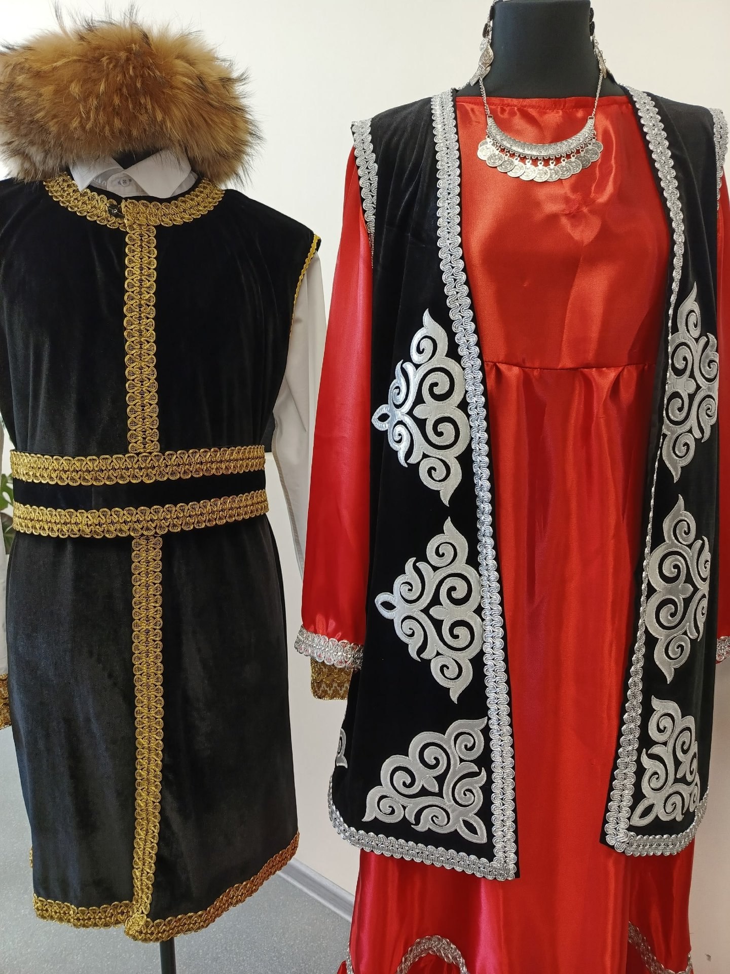 «Сшито с душой»: в Шалакушской школе открылась выставка национальных костюмов «Сшито с душой»: в Шалакушской школе открылась выставка национальных костюмов