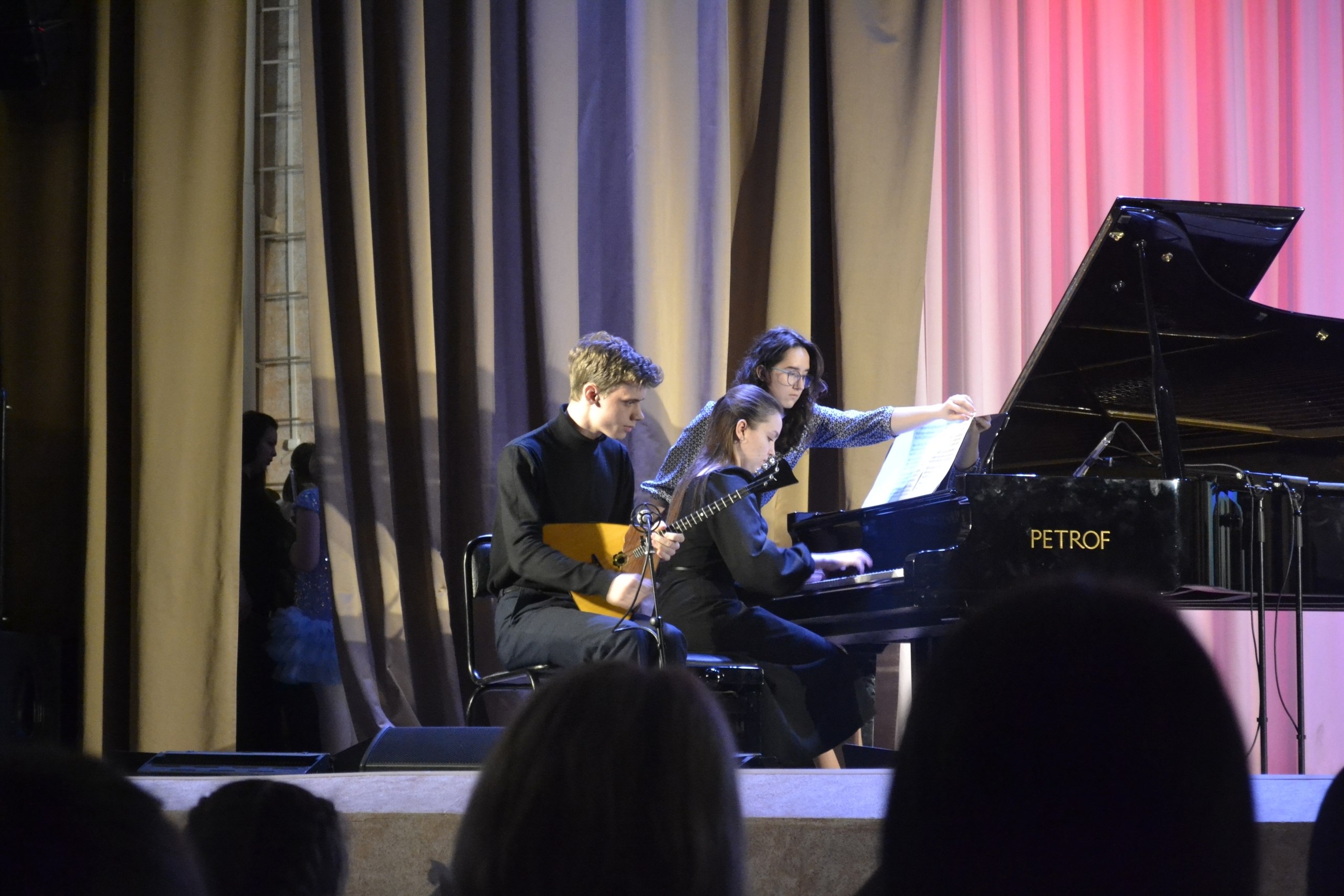 Получить удовольствие, сделать доброе дело, показать детям на деле, что такое помощь - просто! Посетите благотворительный концерт в помощь приюту "Четыре лапы" вместе с детьми! Получить удовольствие, сделать доброе дело, показать детям на деле, что такое помощь - просто! Посетите благотворительный концерт в помощь приюту "Четыре лапы" вместе с детьми!