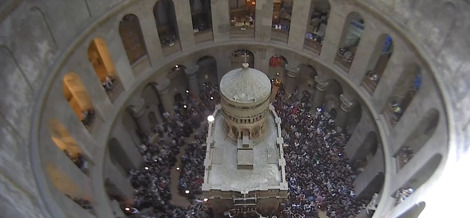 Благодатный огонь сошел в храме Гроба Господня в Иерусалиме