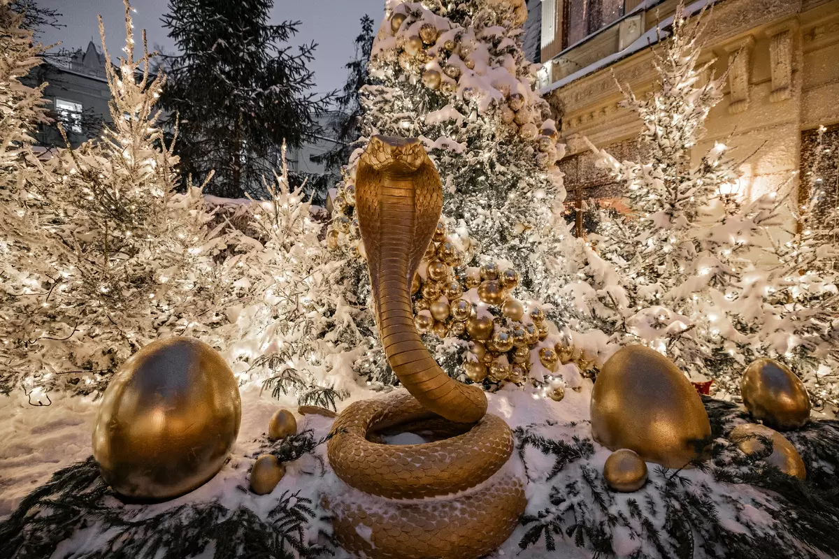 Зимнее волшебство: как рестораны столицы оформляют свои фасады в 2025 году