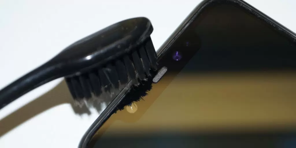 Как эффективно и безопасно очистить экран смартфона и ноутбука