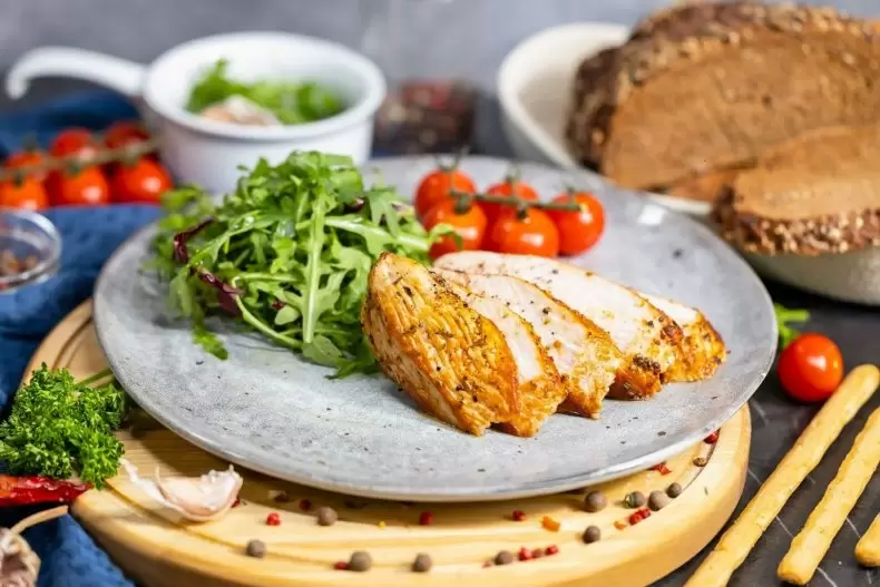 Нежный стейк из индейки с овощами: легкий и вкусный рецепт для ужина