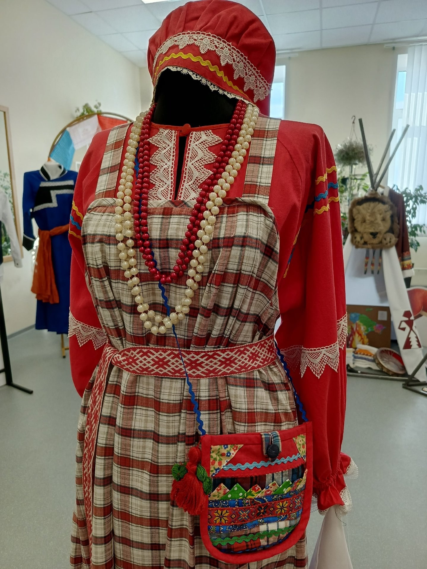 «Сшито с душой»: в Шалакушской школе открылась выставка национальных костюмов «Сшито с душой»: в Шалакушской школе открылась выставка национальных костюмов
