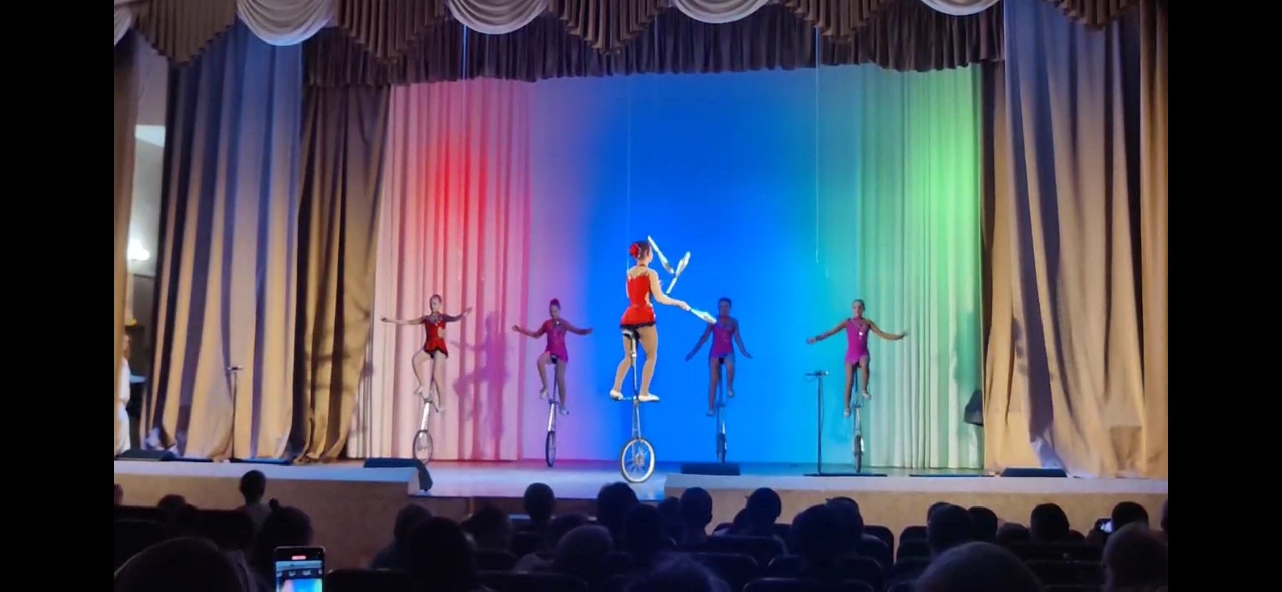 Получить удовольствие, сделать доброе дело, показать детям на деле, что такое помощь - просто! Посетите благотворительный концерт в помощь приюту "Четыре лапы" вместе с детьми! Получить удовольствие, сделать доброе дело, показать детям на деле, что такое помощь - просто! Посетите благотворительный концерт в помощь приюту "Четыре лапы" вместе с детьми!