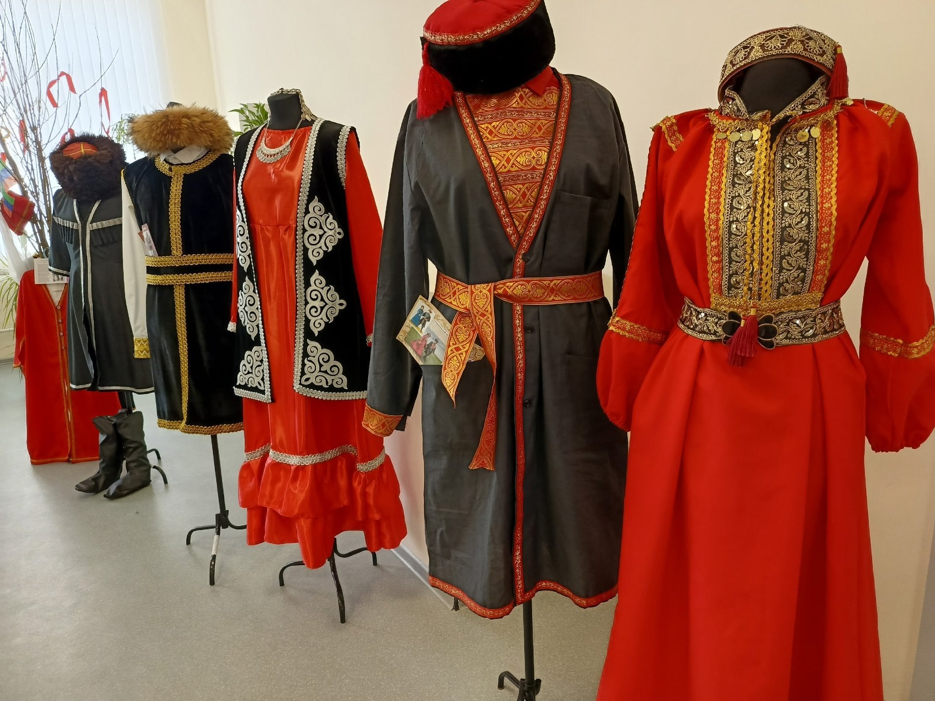 «Сшито с душой»: в Шалакушской школе открылась выставка национальных костюмов «Сшито с душой»: в Шалакушской школе открылась выставка национальных костюмов