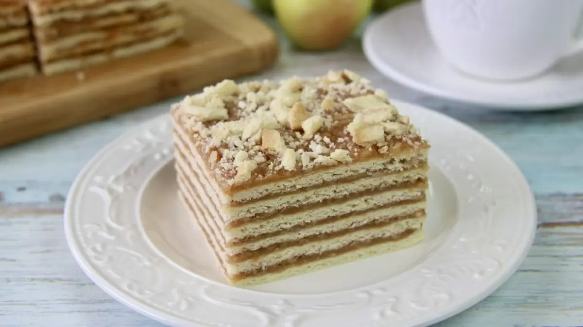 Изысканный яблочный пирог: сочетание слоёности и вкуса