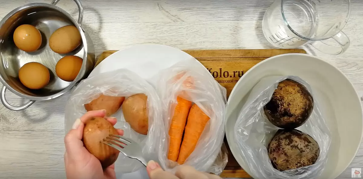 Салат в новогоднем стиле: особенности приготовления "Селедочка в полушубке"