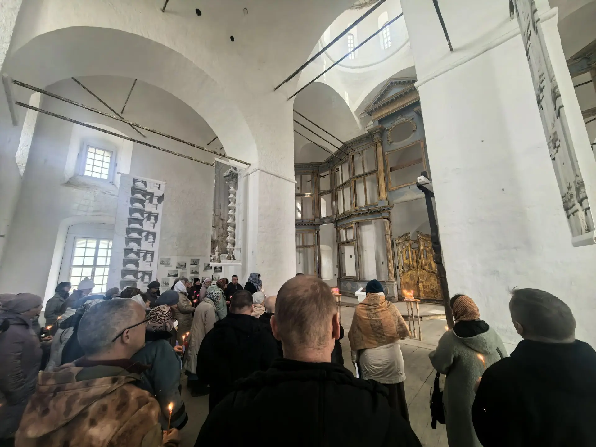 Спустя век в каргопольском храме вновь затеплились свечи Спустя век в каргопольском храме вновь затеплились свечи