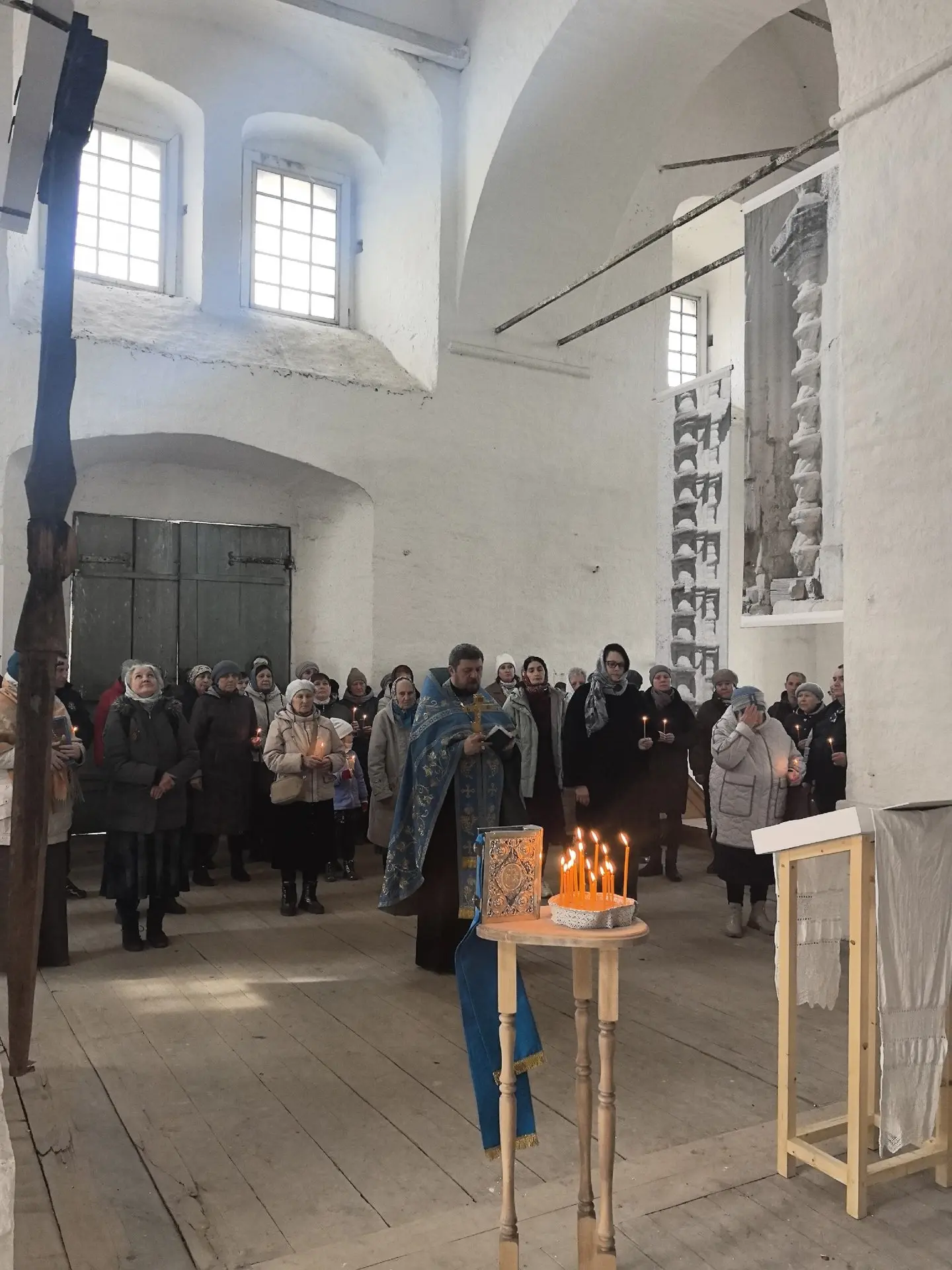 Спустя век в каргопольском храме вновь затеплились свечи Спустя век в каргопольском храме вновь затеплились свечи