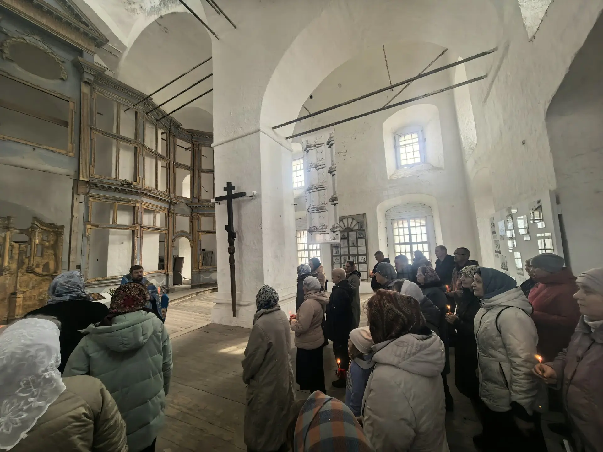 Спустя век в каргопольском храме вновь затеплились свечи Спустя век в каргопольском храме вновь затеплились свечи