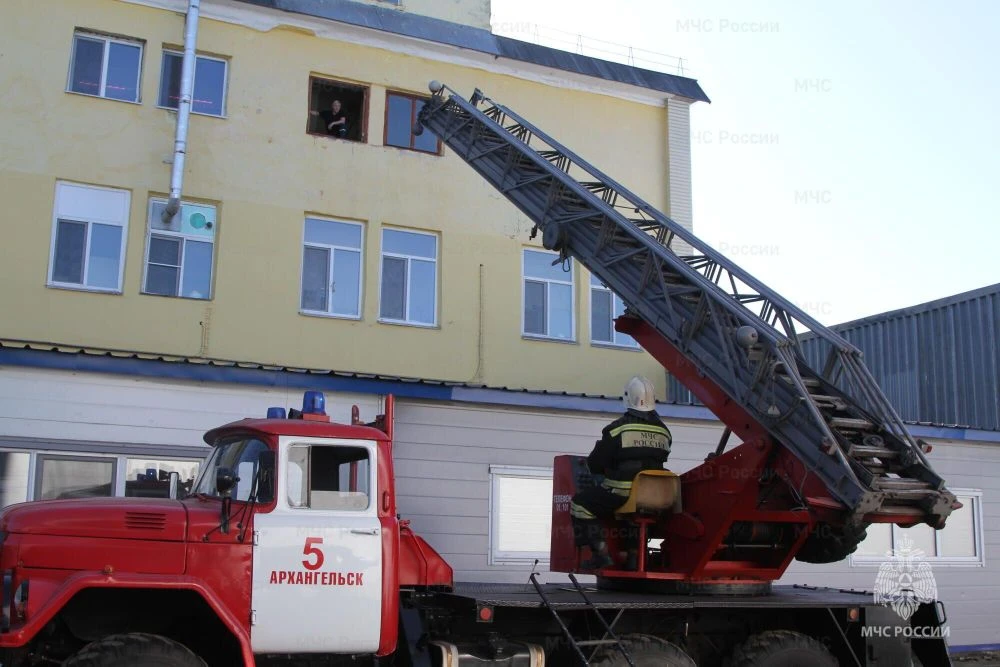 В Архангельске прошли пожарно-тактические учения на хлебозаводе №4 В Архангельске прошли пожарно-тактические учения на хлебозаводе №4