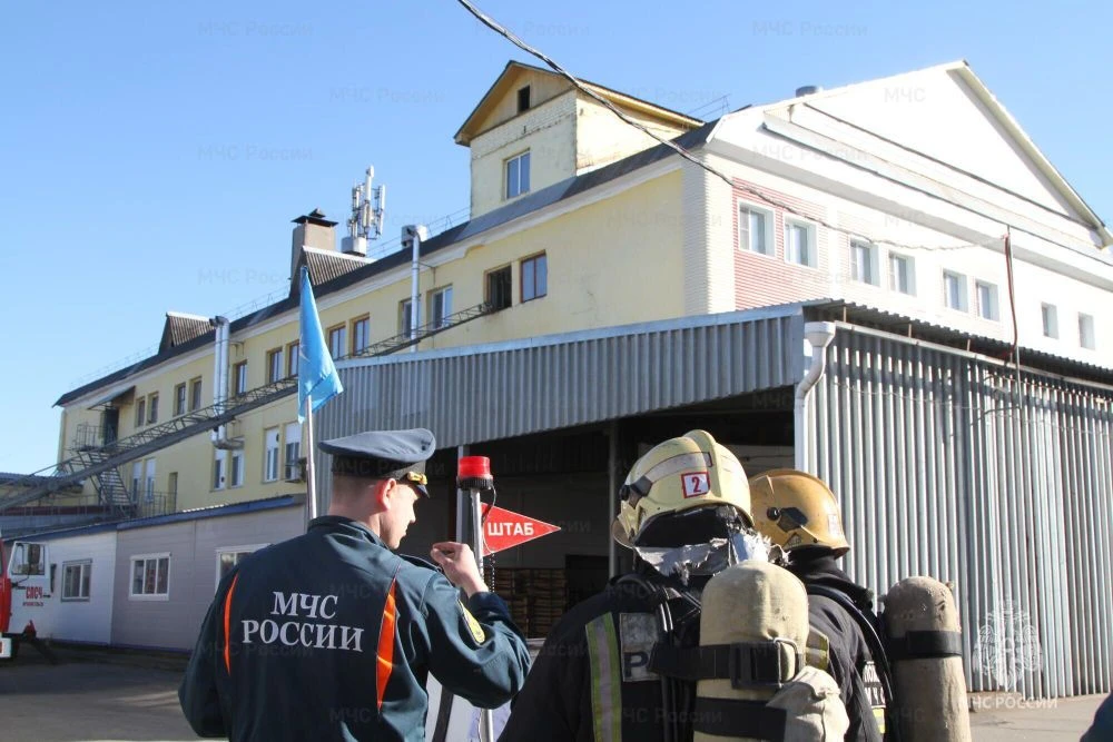 В Архангельске прошли пожарно-тактические учения на хлебозаводе №4 В Архангельске прошли пожарно-тактические учения на хлебозаводе №4