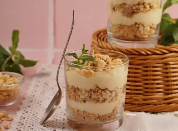 Легкий и изысканный десерт с песочной крошкой и заварным кремом для сладкого стола