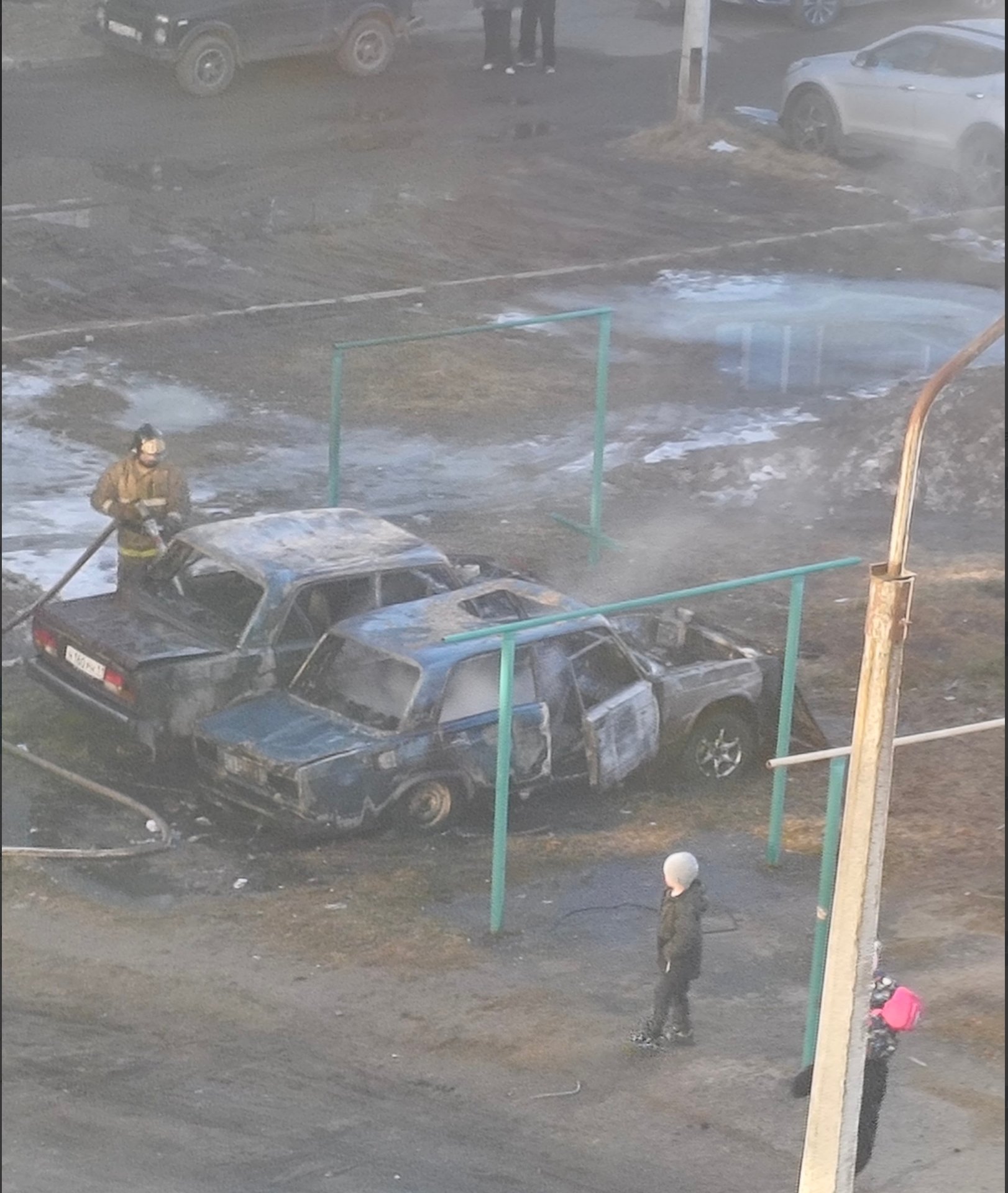 Пожар в Коряжме: во дворе сгорели два ВАЗ-2107 Пожар в Коряжме: во дворе сгорели два ВАЗ-2107