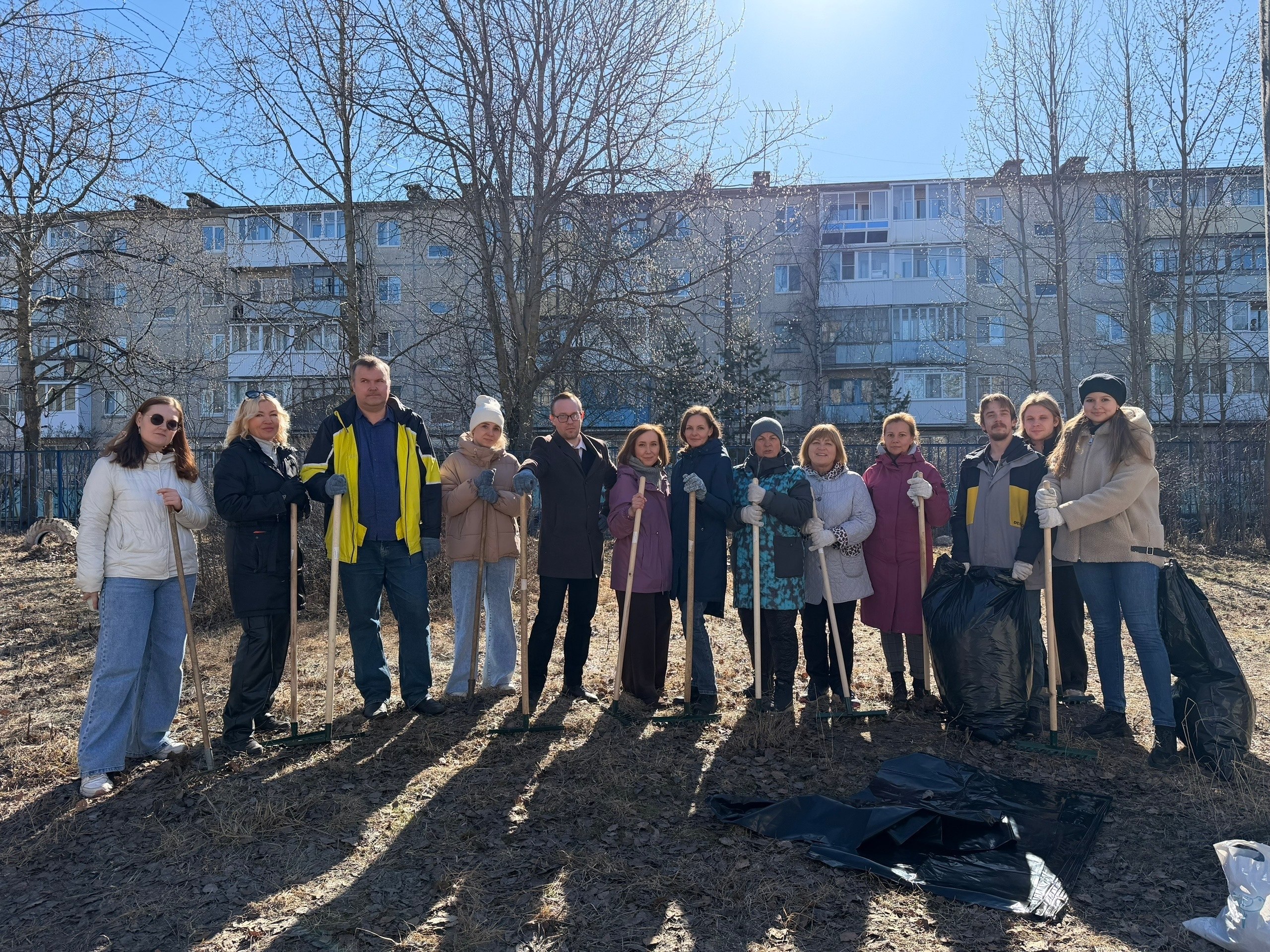 Субботник - это не только возможность сделать территорию чище, но и сплотить коллектив! Субботник - это не только возможность сделать территорию чище, но и сплотить коллектив!