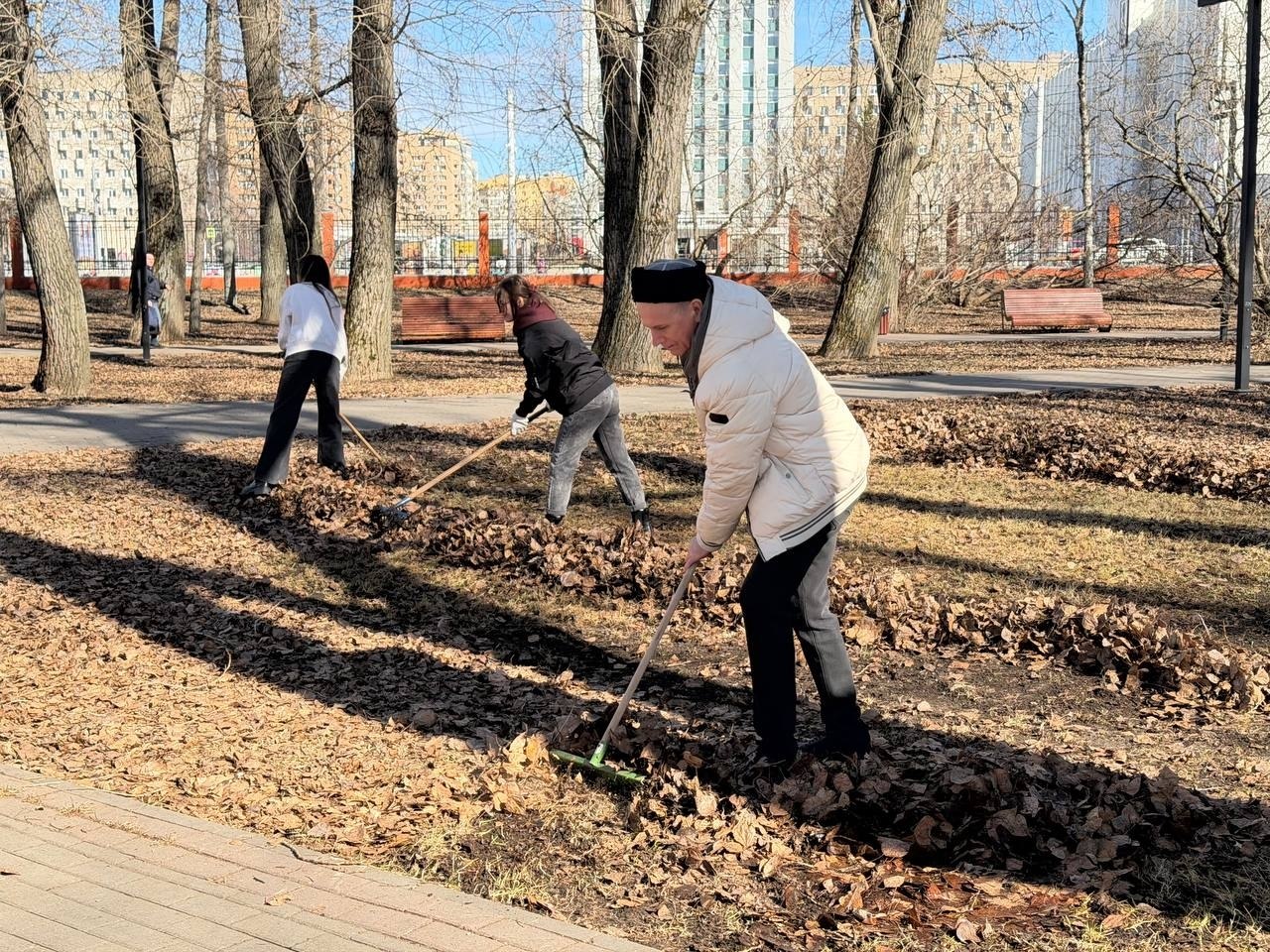 Субботник - это не только возможность сделать территорию чище, но и сплотить коллектив! Субботник - это не только возможность сделать территорию чище, но и сплотить коллектив!