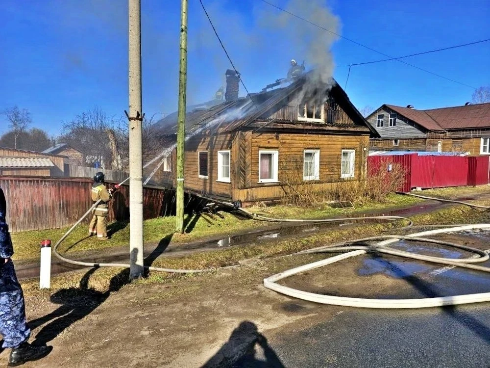 Стали известны подробности трагедии в Вельске, где при пожаре в частном доме погиб пятилетний ребенок Стали известны подробности трагедии в Вельске, где при пожаре в частном доме погиб пятилетний ребенок