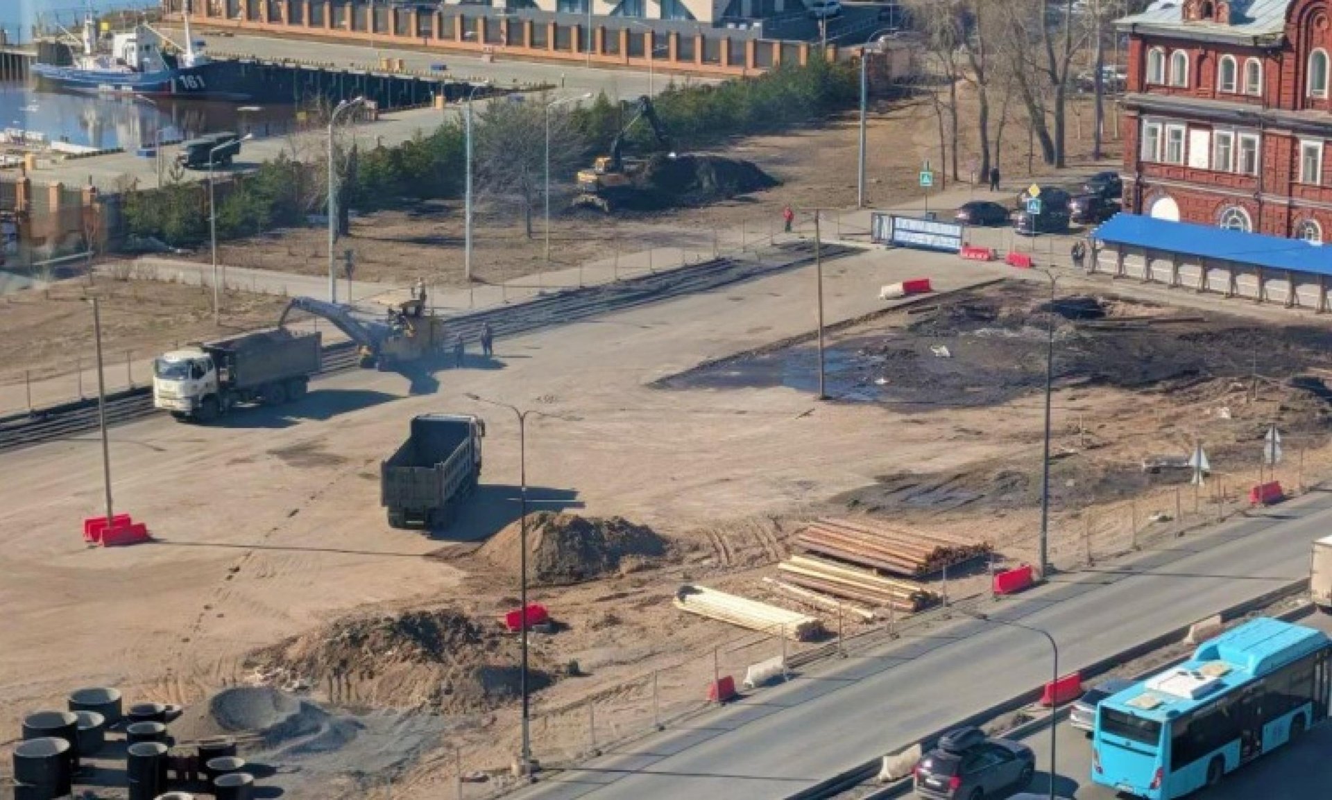 На площади Профсоюзов в Архангельске начали фрезерование асфальта под пешеходную зону