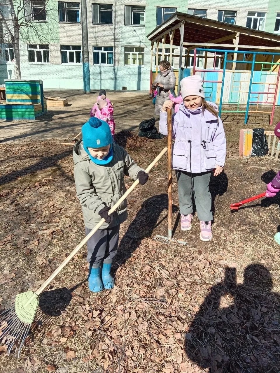 Образовательные организации города продолжают наводить чистоту Образовательные организации города продолжают наводить чистоту