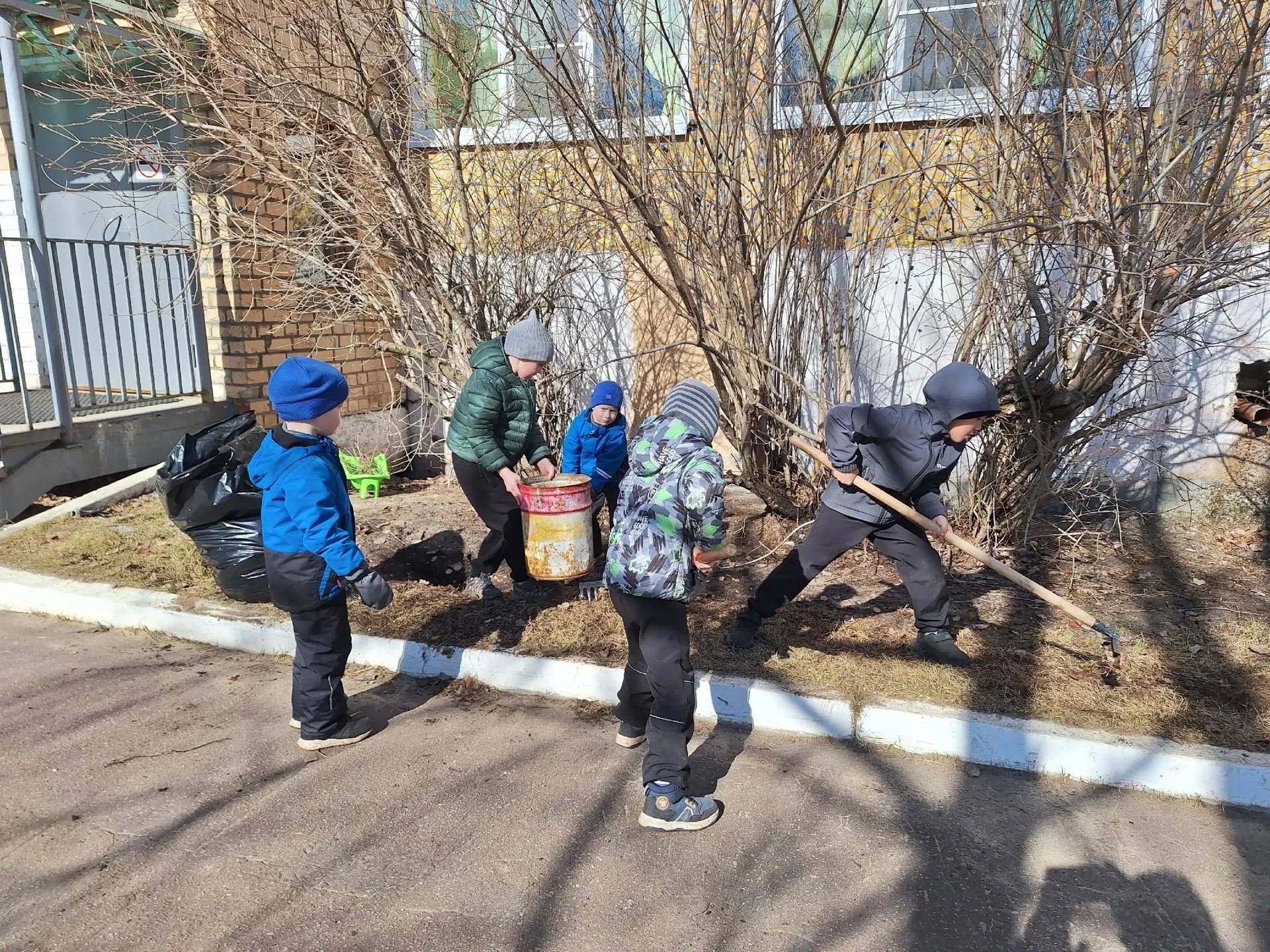 Образовательные организации города продолжают наводить чистоту Образовательные организации города продолжают наводить чистоту