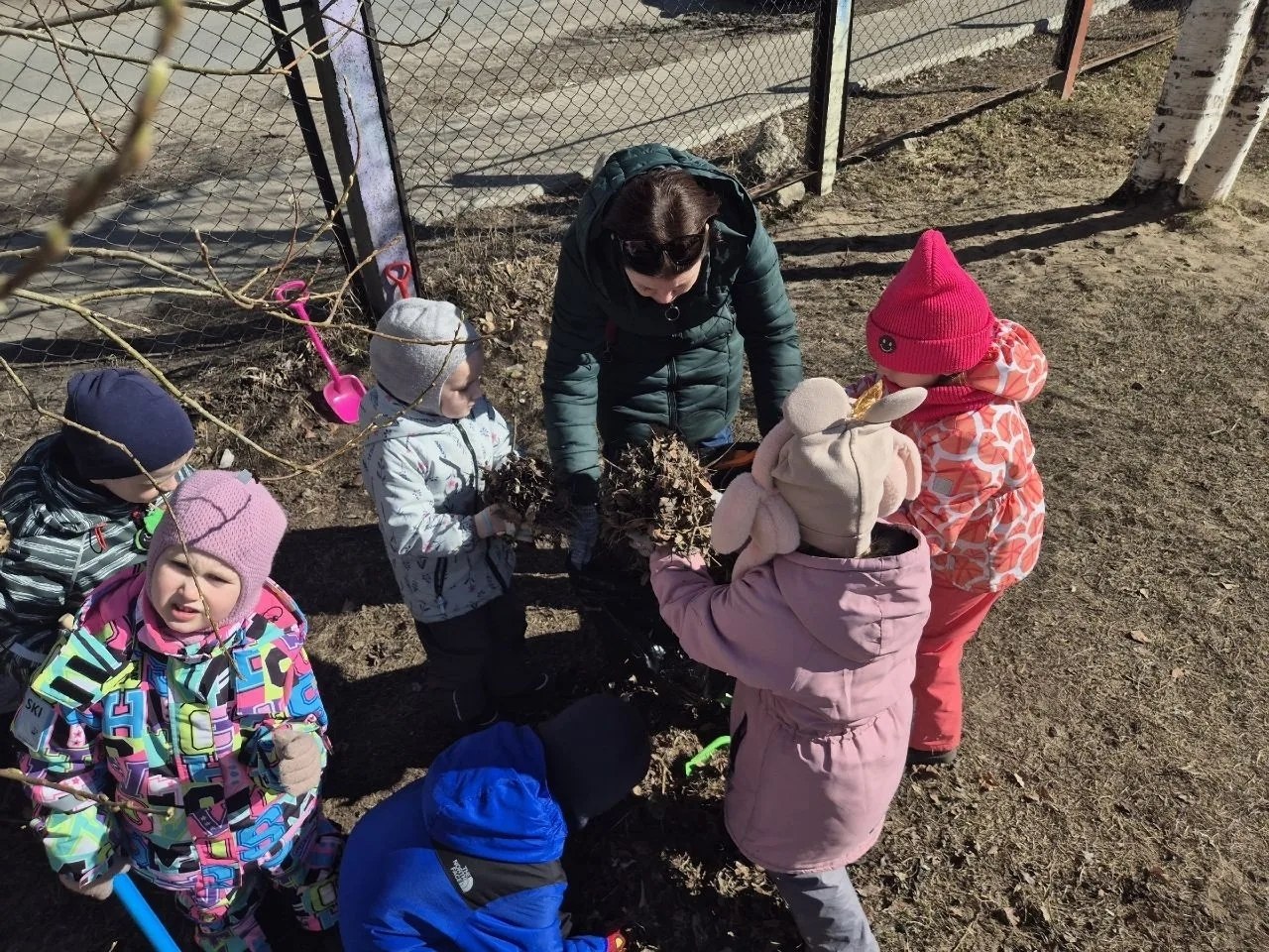 Образовательные организации города продолжают наводить чистоту Образовательные организации города продолжают наводить чистоту
