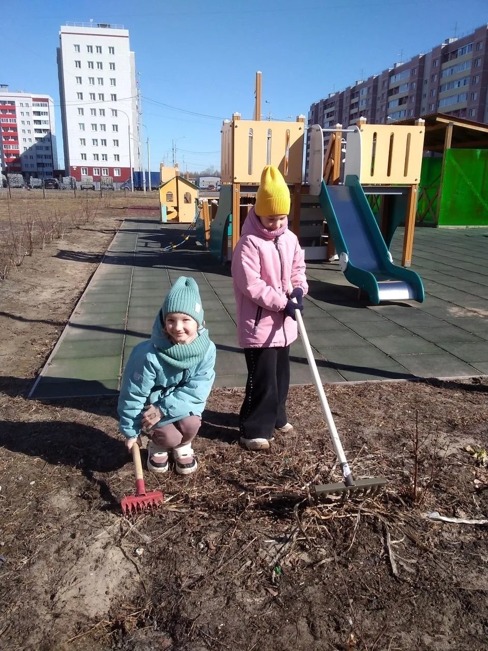 Образовательные организации города продолжают наводить чистоту Образовательные организации города продолжают наводить чистоту