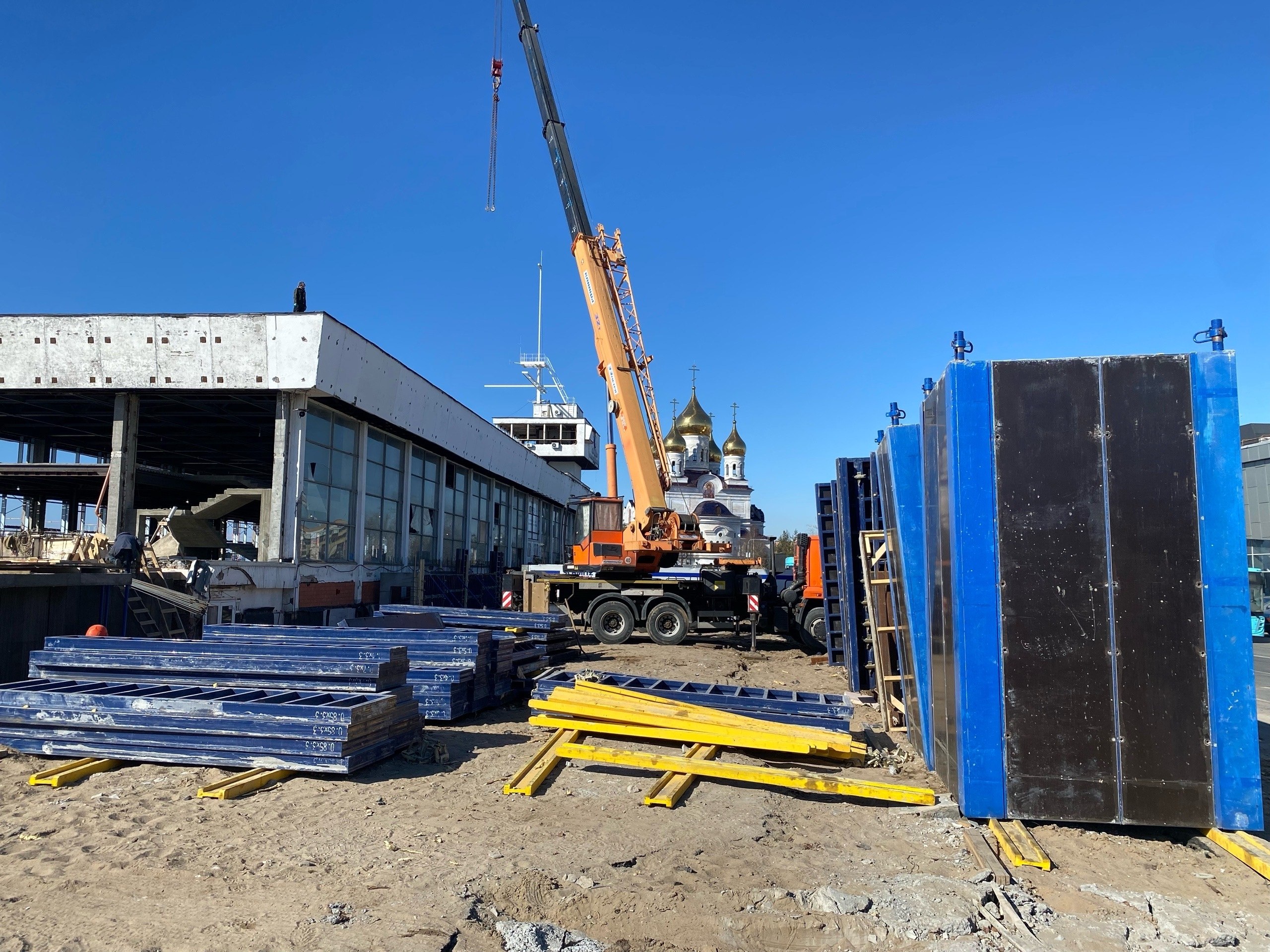 Смотрим, как здание МРВ обретает новую жизнь Смотрим, как здание МРВ обретает новую жизнь