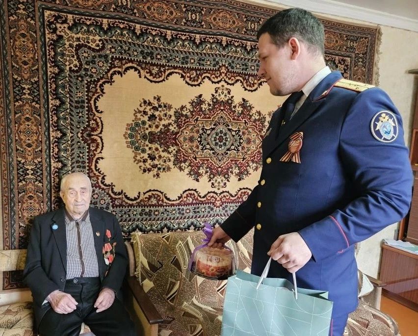 Руководитель следственного отдела по городу Онега поздравил ветерана Великой Отечественной войны