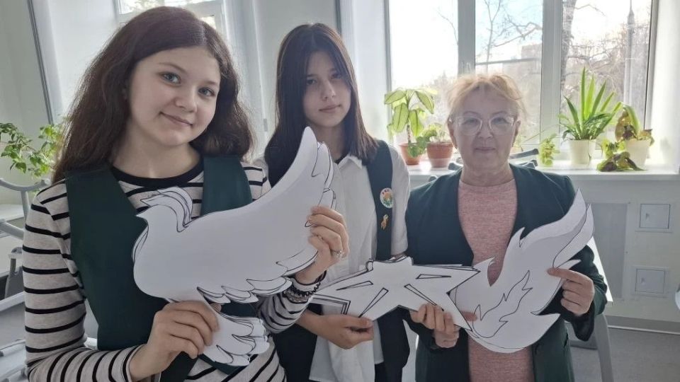В школах Архангельска стартовала акция «Окна Победы» В школах Архангельска стартовала акция «Окна Победы»