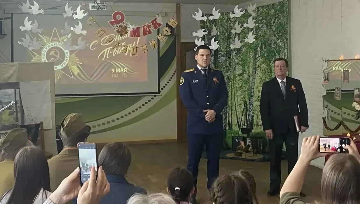 Руководитель следственного отдела по городу Онеге принял участие в праздничном мероприятии, организованном в Онежском центре содействия семейному устройству ко Дню Победы Руководитель следственного отдела по городу Онеге принял участие в праздничном мероприятии, организованном в Онежском центре содействия семейному устройству ко Дню Победы