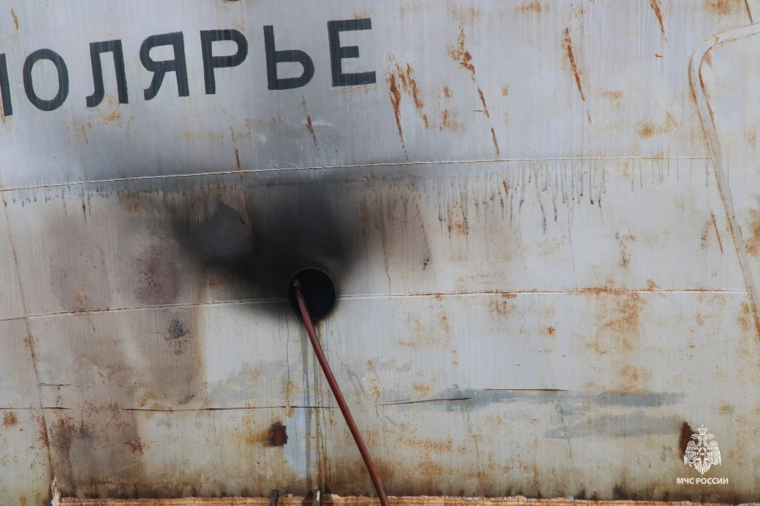 В Архангельске ликвидирован пожар на судне «Заполярье» В Архангельске ликвидирован пожар на судне «Заполярье»