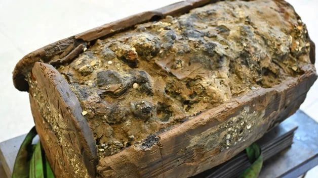 Со дна Балтийского моря подняли средневековую бочку с железной рудой