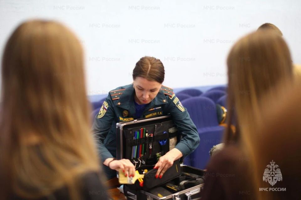 В Архангельске школьники познакомились с направлениями службы в системе МЧС России В Архангельске школьники познакомились с направлениями службы в системе МЧС России