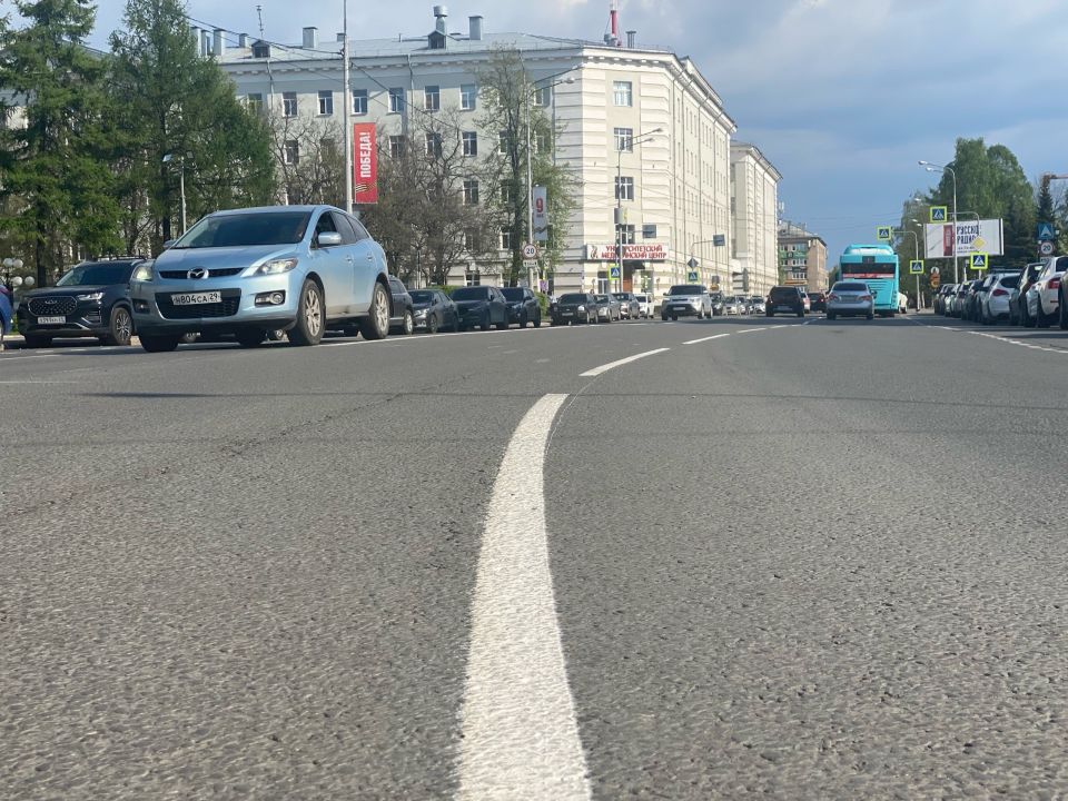 Продолжается нанесение дорожной разметки