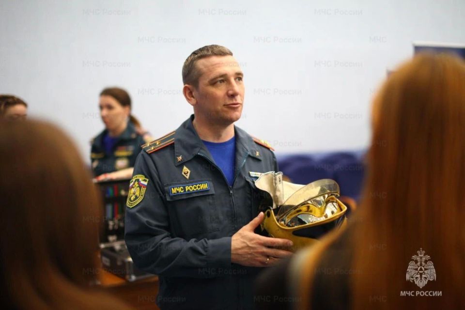 В Архангельске школьники познакомились с направлениями службы в системе МЧС России В Архангельске школьники познакомились с направлениями службы в системе МЧС России