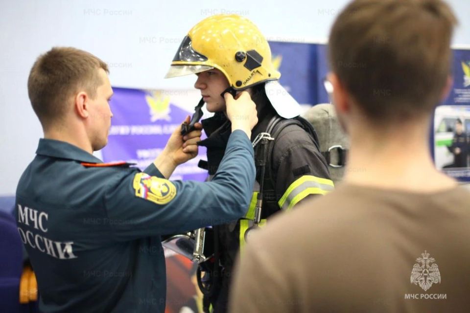 В Архангельске школьники познакомились с направлениями службы в системе МЧС России