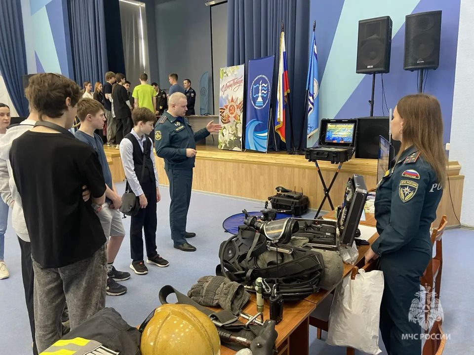 В Архангельске школьники познакомились с направлениями службы в системе МЧС России В Архангельске школьники познакомились с направлениями службы в системе МЧС России