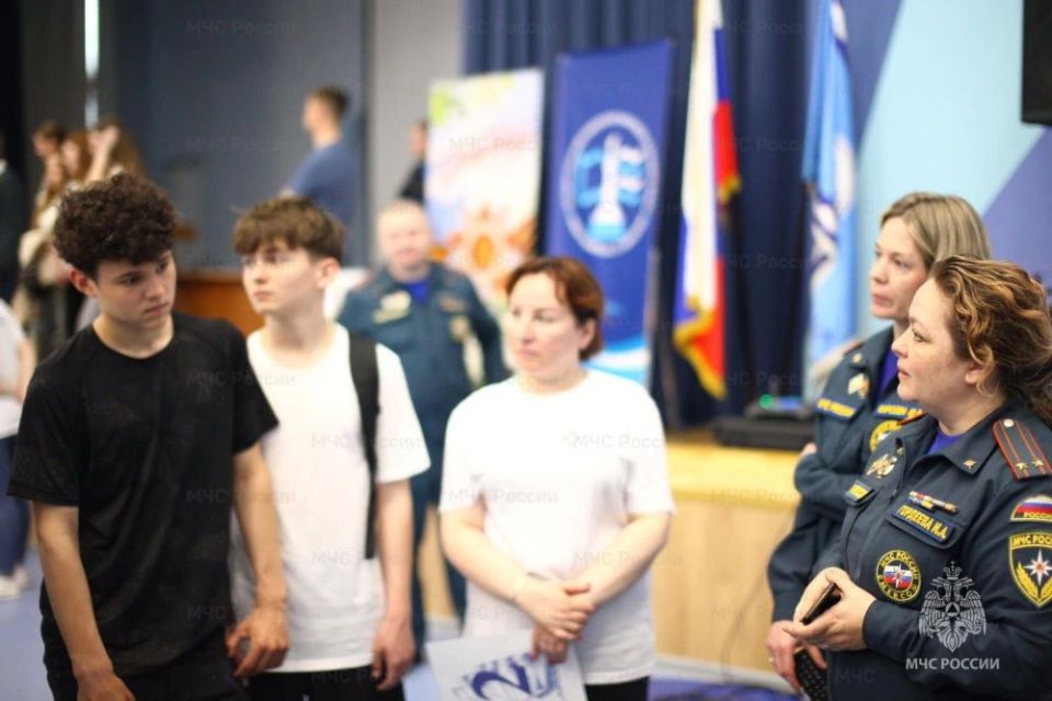 В Архангельске школьники познакомились с направлениями службы в системе МЧС России В Архангельске школьники познакомились с направлениями службы в системе МЧС России