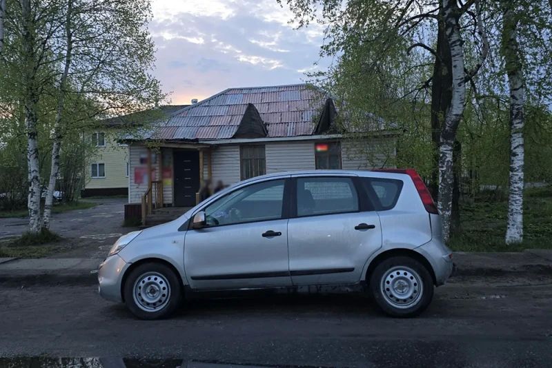 В ночное время, находясь на маршруте патрулирования, сотрудники Госавтоинспекции ОМВД России «Онежский» заметили у дома по проспекту Ленина в городе Онеге припаркованный в неположенном месте автомобиль Nissan