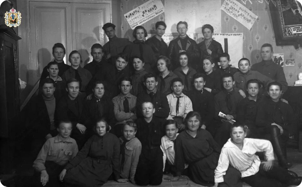 Сегодня в России отмечается День детских общественных объединений — праздник детей и подростков, а также вожатых и педагогов, работающих с детьми школьного возраста Сегодня в России отмечается День детских общественных объединений — праздник детей и подростков, а также вожатых и педагогов, работающих с детьми школьного возраста