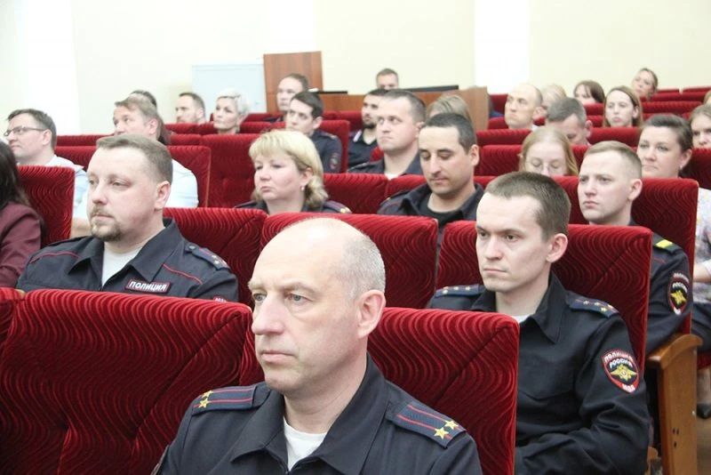 В УМВД России по Архангельской области под председательством заместителя начальника УМВД области полковника полиции Александра Нечаева состоялось занятие для сотрудников, главными темами которого стали реализация мер... В УМВД России по Архангельской области под председательством заместителя начальника УМВД области полковника полиции Александра Нечаева состоялось занятие для сотрудников, главными темами которого стали реализация мер...