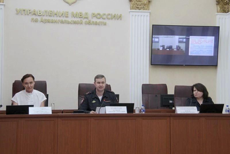 В УМВД России по Архангельской области под председательством заместителя начальника УМВД области полковника полиции Александра Нечаева состоялось занятие для сотрудников, главными темами которого стали реализация мер... В УМВД России по Архангельской области под председательством заместителя начальника УМВД области полковника полиции Александра Нечаева состоялось занятие для сотрудников, главными темами которого стали реализация мер...