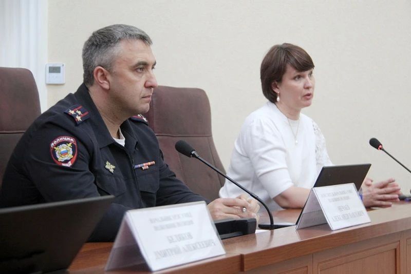 В УМВД России по Архангельской области под председательством заместителя начальника УМВД области полковника полиции Александра Нечаева состоялось занятие для сотрудников, главными темами которого стали реализация мер... В УМВД России по Архангельской области под председательством заместителя начальника УМВД области полковника полиции Александра Нечаева состоялось занятие для сотрудников, главными темами которого стали реализация мер...