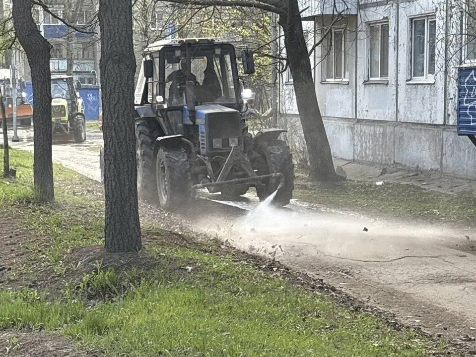 Мезенское дорожное управление продолжает работы по летнему содержанию улиц столицы Поморья Мезенское дорожное управление продолжает работы по летнему содержанию улиц столицы Поморья