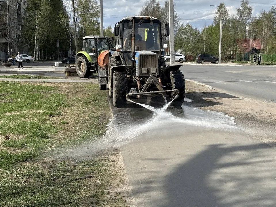 Мезенское дорожное управление продолжает работы по летнему содержанию улиц столицы Поморья Мезенское дорожное управление продолжает работы по летнему содержанию улиц столицы Поморья